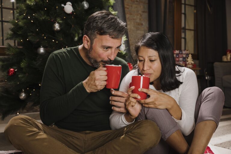 senior-christmas-couple-drinking-hot-chocolate